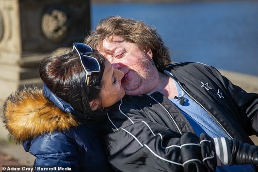 The webcam model adores her one-and-a-half-meter lover, who is 27 years older than her The webcam model adores her one-and-a-half-meter lover, who is 27 years older than her