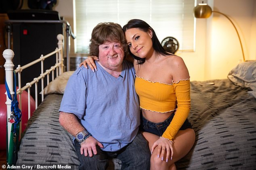 The webcam model adores her one-and-a-half-meter lover, who is 27 years older than her The webcam model adores her one-and-a-half-meter lover, who is 27 years older than her