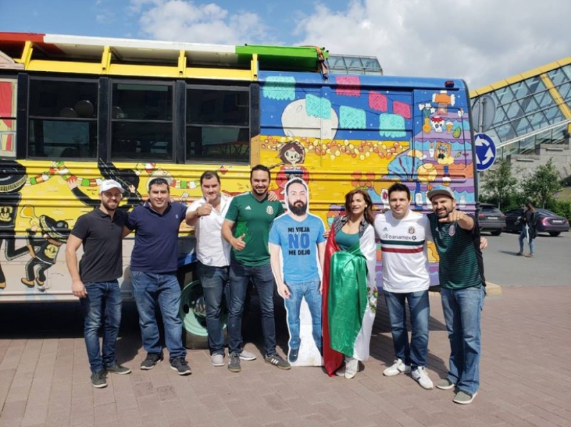 The wife did not let the Mexican fan go to the championship, so friends took his cardboard copy to Russia The wife did not let the Mexican fan go to the championship, so friends took his cardboard copy to Russia