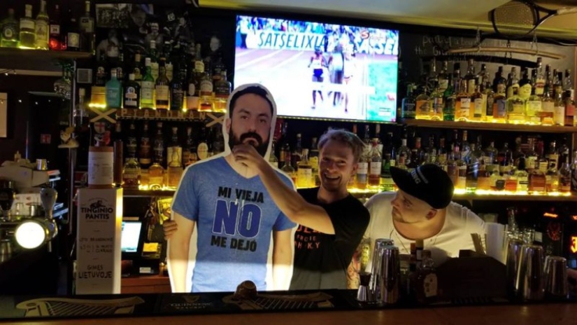 The wife did not let the Mexican fan go to the championship, so friends took his cardboard copy to Russia The wife did not let the Mexican fan go to the championship, so friends took his cardboard copy to Russia