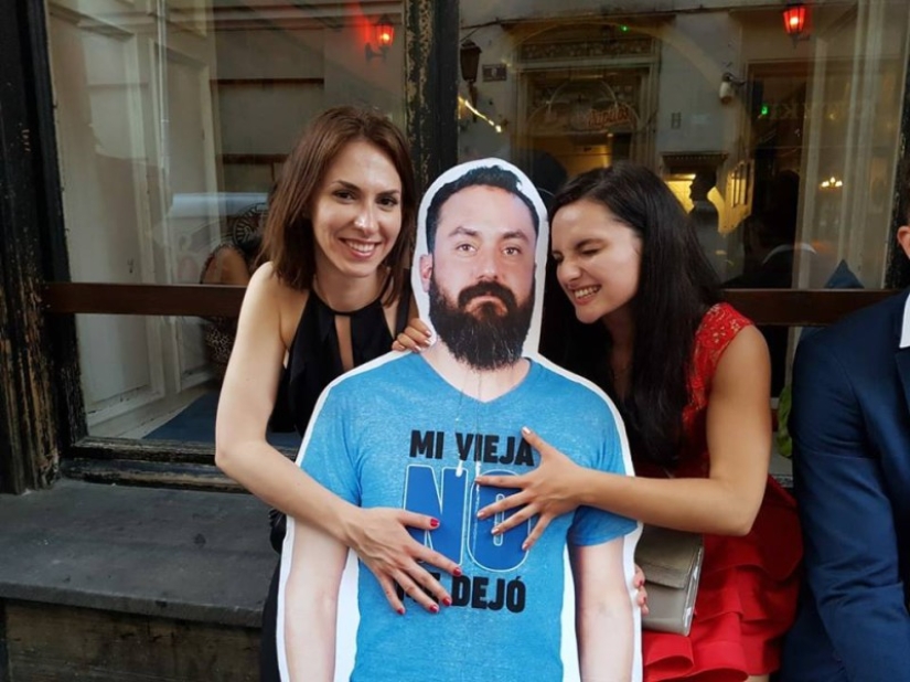 The wife did not let the Mexican fan go to the championship, so friends took his cardboard copy to Russia The wife did not let the Mexican fan go to the championship, so friends took his cardboard copy to Russia