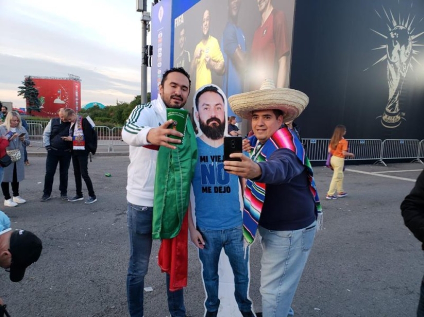 The wife did not let the Mexican fan go to the championship, so friends took his cardboard copy to Russia The wife did not let the Mexican fan go to the championship, so friends took his cardboard copy to Russia
