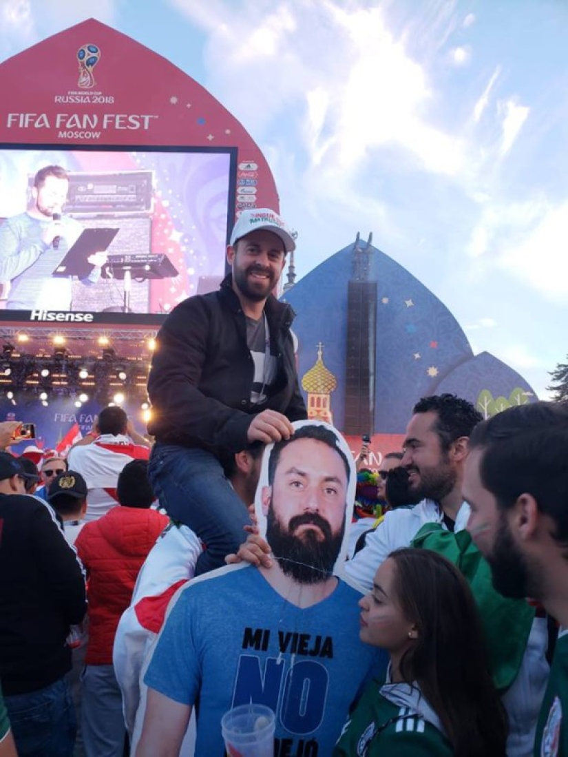 The wife did not let the Mexican fan go to the championship, so friends took his cardboard copy to Russia The wife did not let the Mexican fan go to the championship, so friends took his cardboard copy to Russia