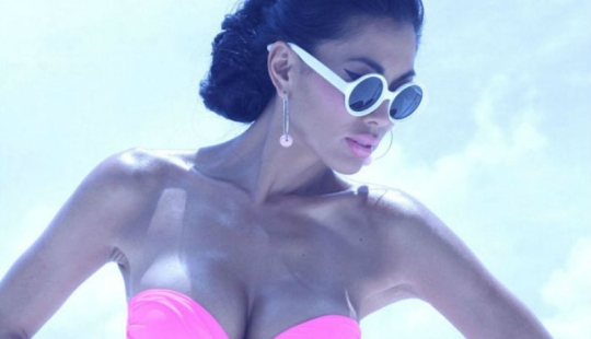 The wife of a plastic surgeon with an ideal body became an advertisement for her husband's clinic