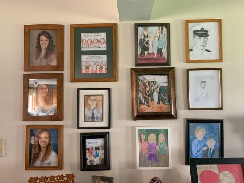 The woman replaced family portraits with funny drawings, and her parents did not notice the difference for a week and a half The woman replaced family portraits with funny drawings, and her parents did not notice the difference for a week and a half