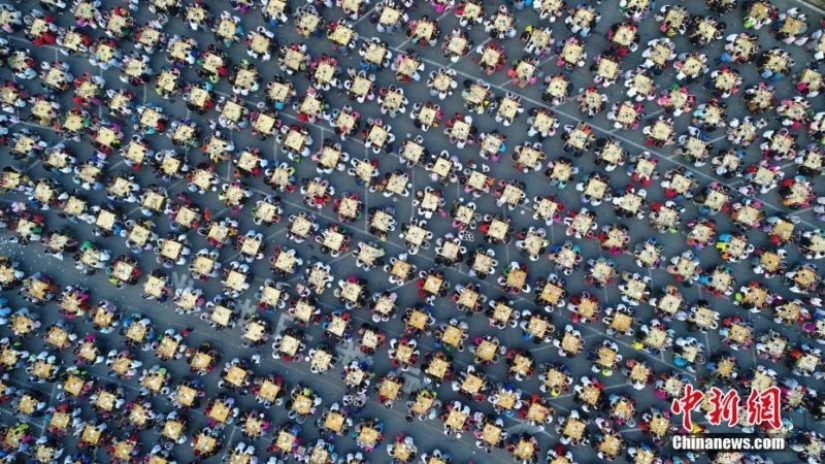 The Wonders of Chinese Fast Food: how to feed 20 thousand people in a couple of hours