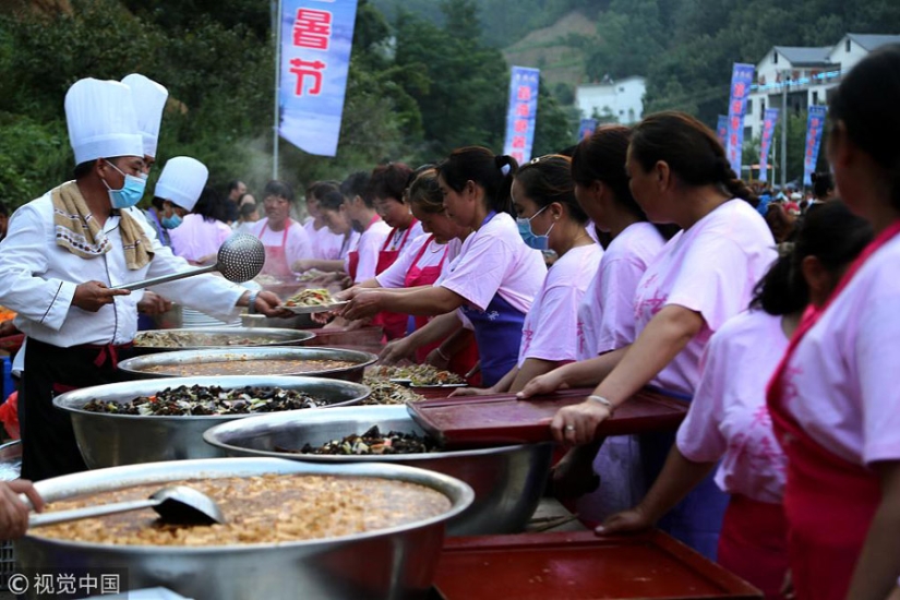 The Wonders of Chinese Fast Food: how to feed 20 thousand people in a couple of hours