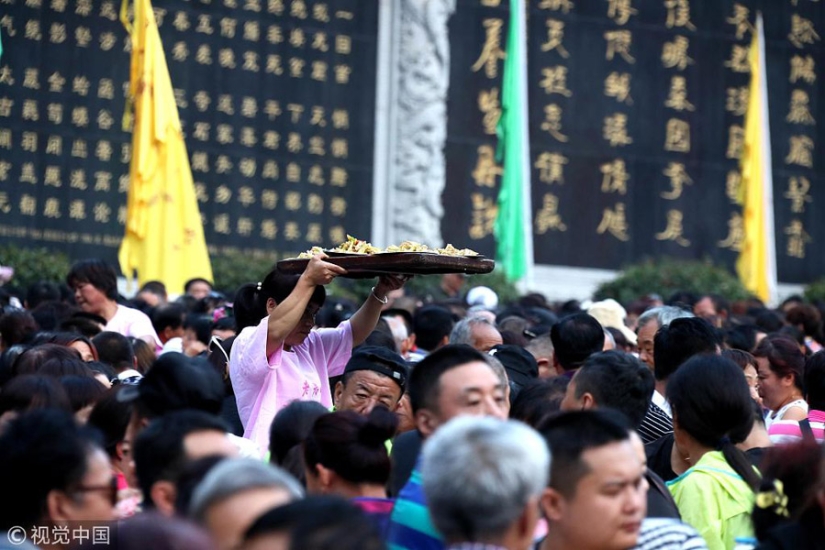 The Wonders of Chinese Fast Food: how to feed 20 thousand people in a couple of hours