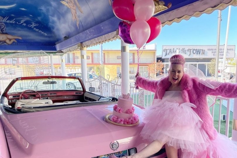 The world in pink tones: an American woman married her favorite pink color