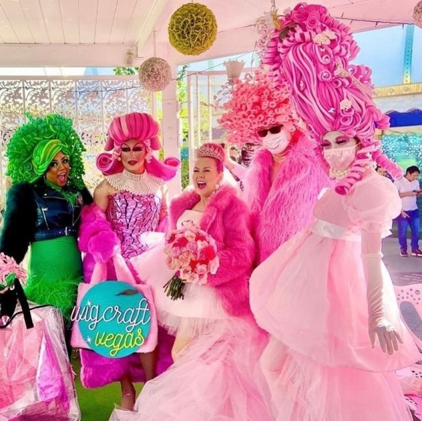 The world in pink tones: an American woman married her favorite pink color