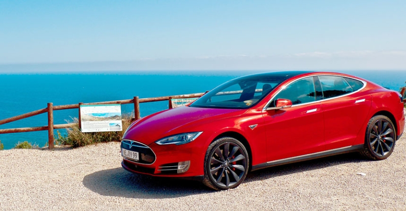 There are no complaints: the owner of Tesla has not spent a single ruble for gas stations, parking and repairs in a year and a half