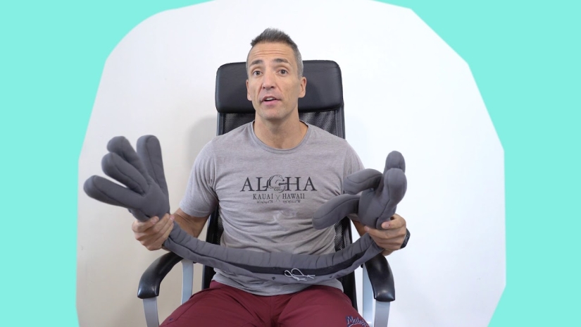 There are no many hands: a Canadian doctor has come up with a pillow for healthy sleep on the plane