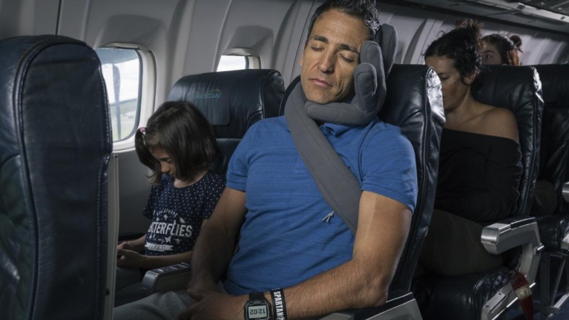 There are no many hands: a Canadian doctor has come up with a pillow for healthy sleep on the plane