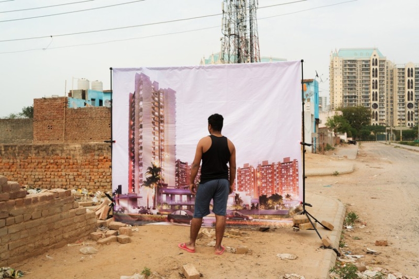 There are no millionaires in the slums: why does a photographer from Paris take pictures of poor people against the backdrop of luxurious Indian complexes