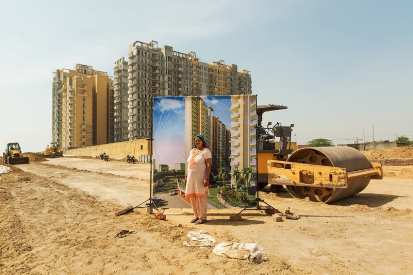 There are no millionaires in the slums: why does a photographer from Paris take pictures of poor people against the backdrop of luxurious Indian complexes