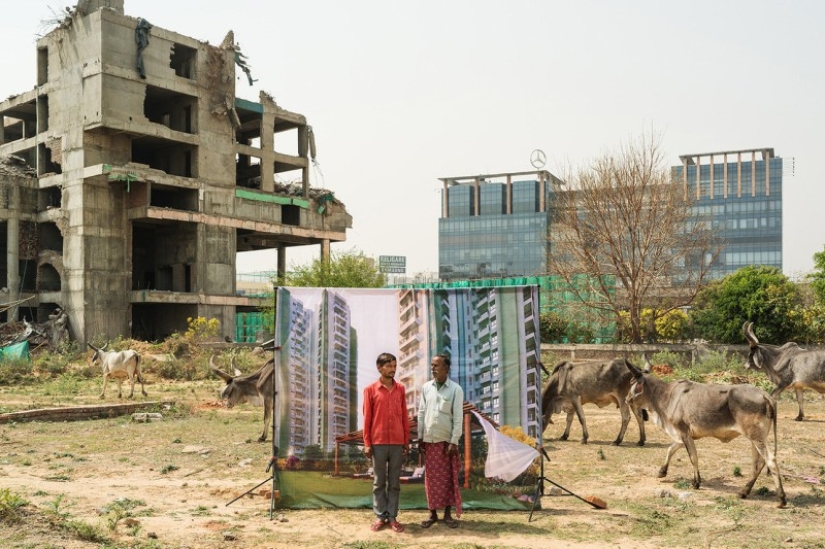 There are no millionaires in the slums: why does a photographer from Paris take pictures of poor people against the backdrop of luxurious Indian complexes