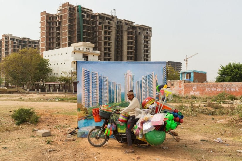 There are no millionaires in the slums: why does a photographer from Paris take pictures of poor people against the backdrop of luxurious Indian complexes
