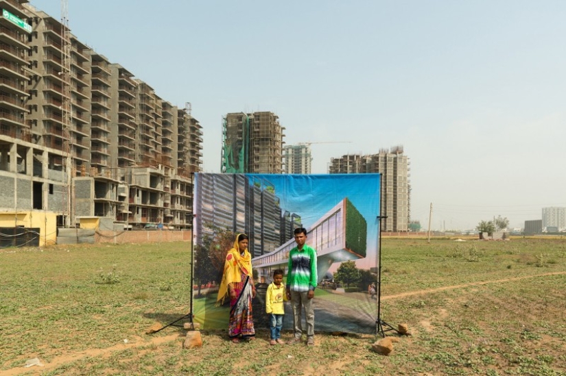 There are no millionaires in the slums: why does a photographer from Paris take pictures of poor people against the backdrop of luxurious Indian complexes
