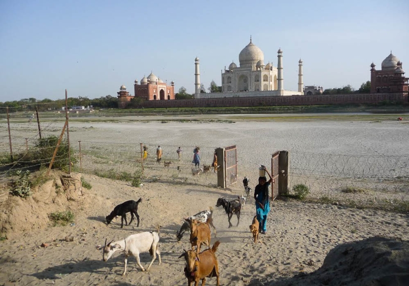 There is no place for tourists here: world attractions taken from an extremely unfavorable angle