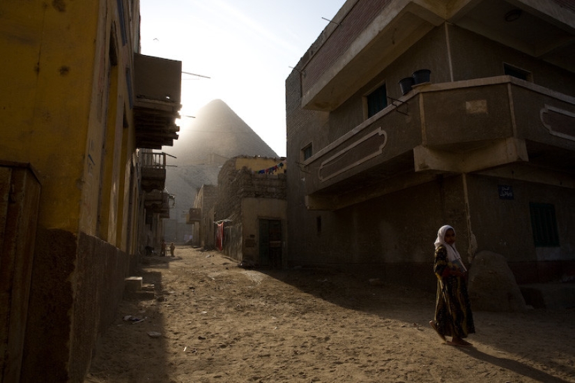 There is no place for tourists here: world attractions taken from an extremely unfavorable angle