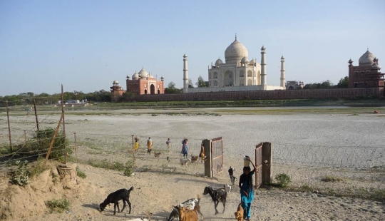 There is no place for tourists here: world attractions taken from an extremely unfavorable angle