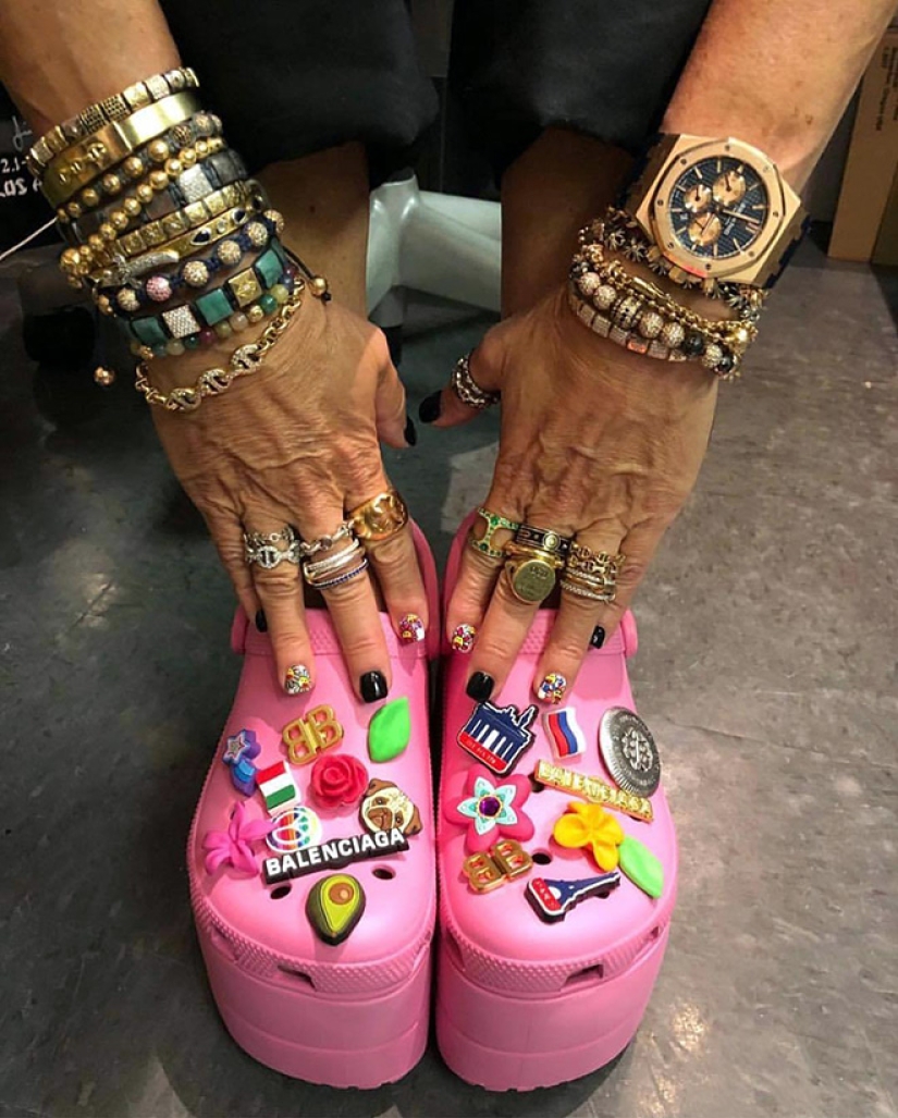 These designer crocs on the platform are disassembled for $ 850! These designer crocs on the platform are disassembled for $ 850!