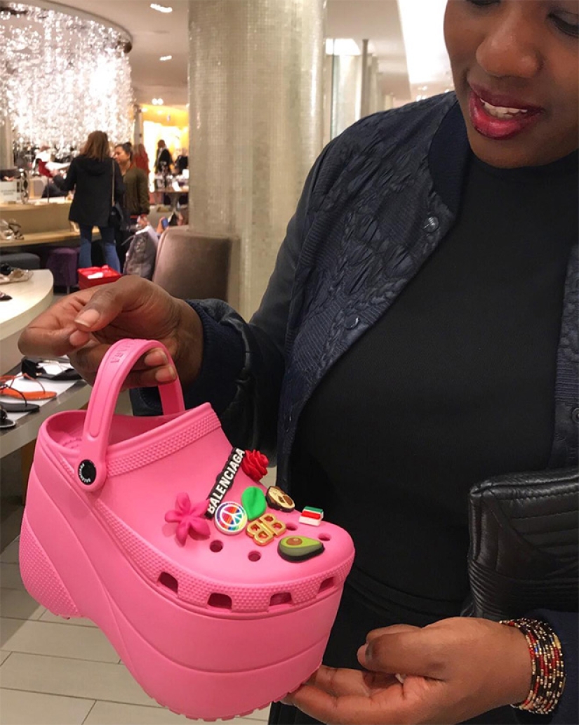 These designer crocs on the platform are disassembled for $ 850! These designer crocs on the platform are disassembled for $ 850!