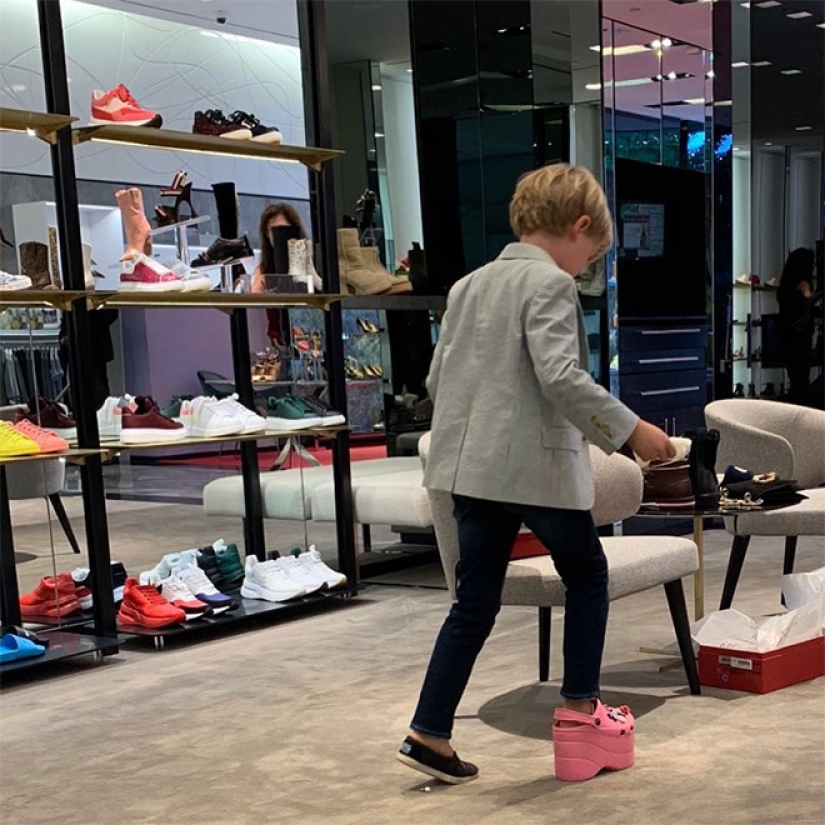 These designer crocs on the platform are disassembled for $ 850! These designer crocs on the platform are disassembled for $ 850!