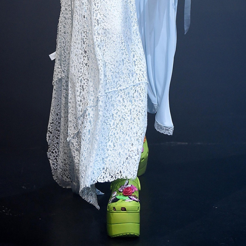 These designer crocs on the platform are disassembled for $ 850! These designer crocs on the platform are disassembled for $ 850!