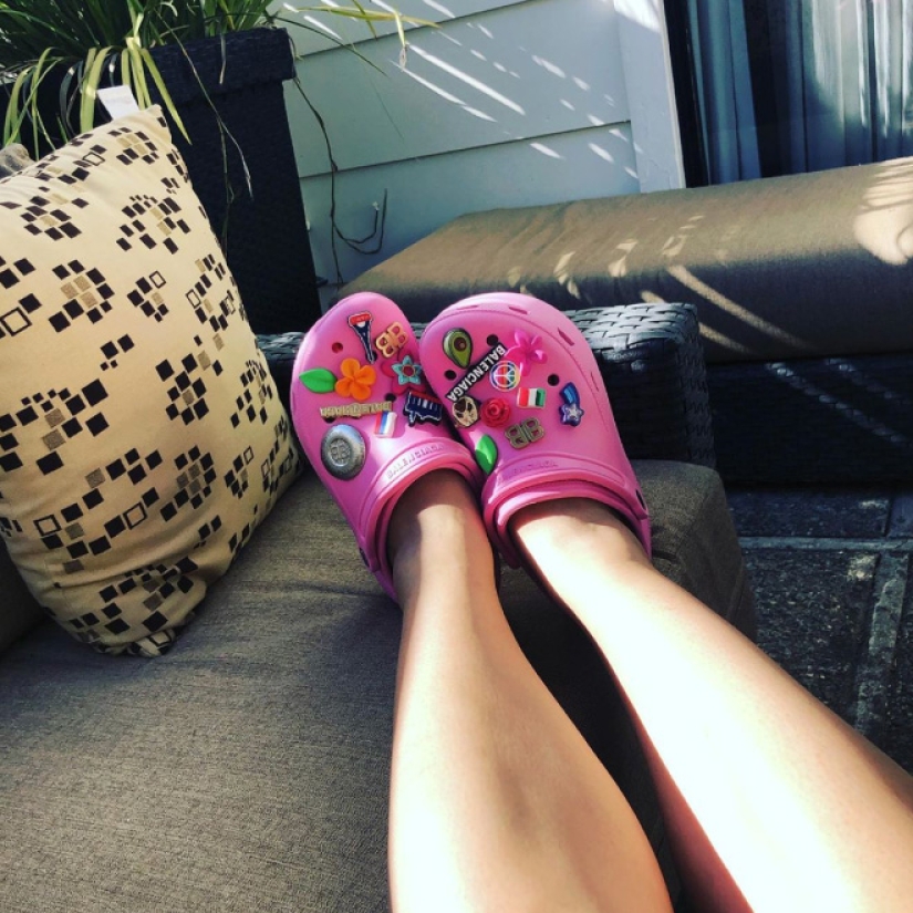 These designer crocs on the platform are disassembled for $ 850! These designer crocs on the platform are disassembled for $ 850!