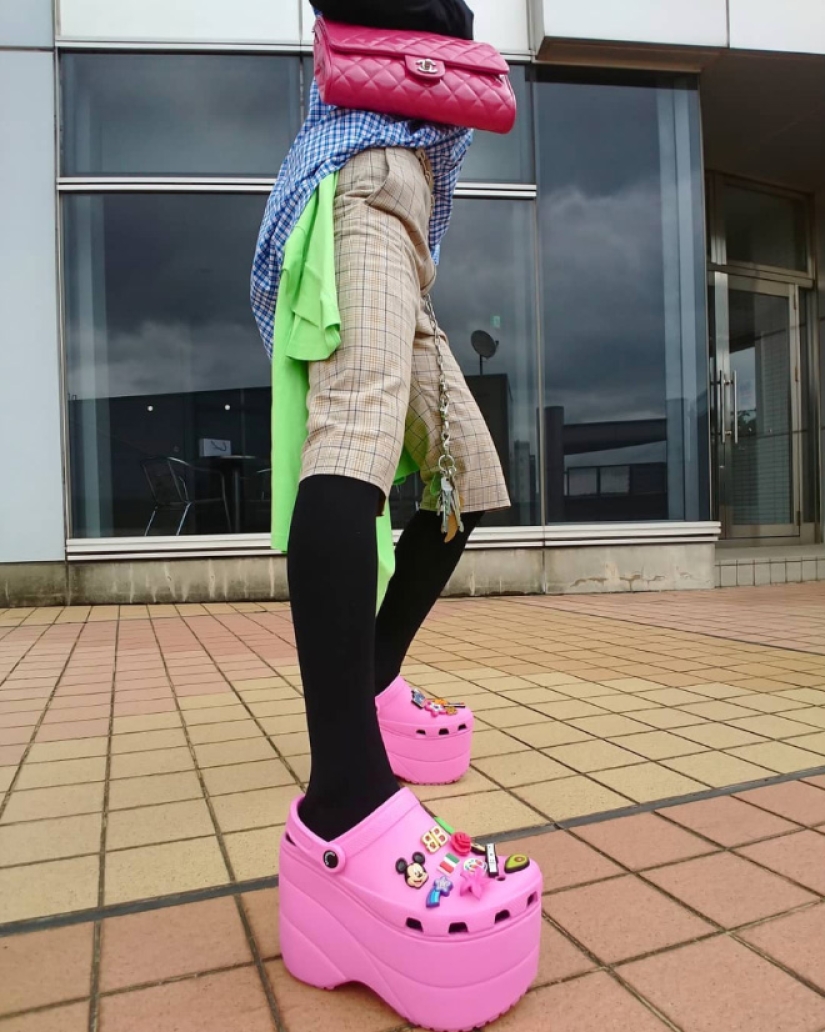 These designer crocs on the platform are disassembled for $ 850! These designer crocs on the platform are disassembled for $ 850!