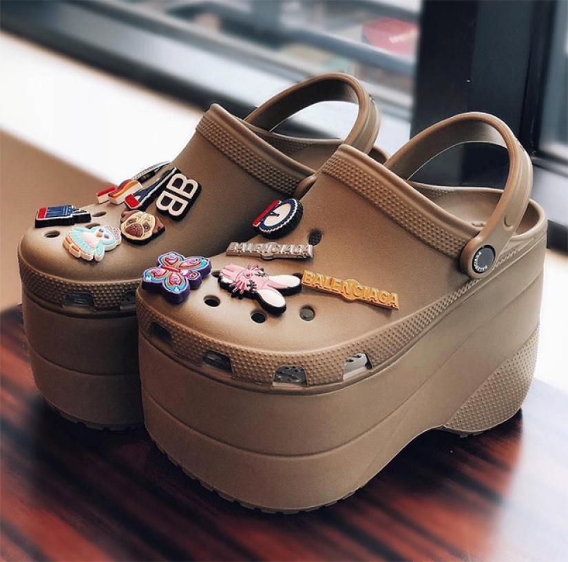 These designer crocs on the platform are disassembled for $ 850! These designer crocs on the platform are disassembled for $ 850!