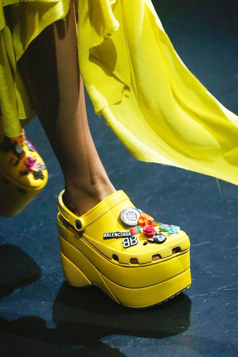 These designer crocs on the platform are disassembled for $ 850! These designer crocs on the platform are disassembled for $ 850!