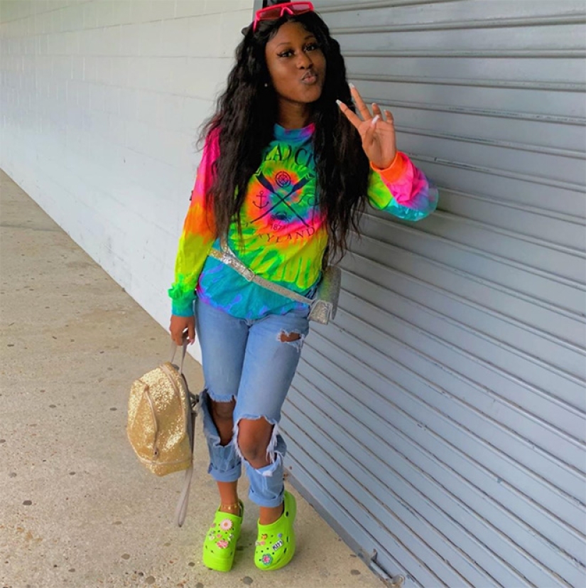 These designer crocs on the platform are disassembled for $ 850! These designer crocs on the platform are disassembled for $ 850!