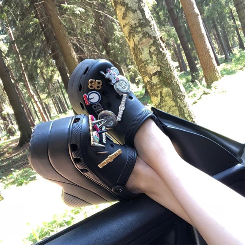 These designer crocs on the platform are disassembled for $ 850! These designer crocs on the platform are disassembled for $ 850!