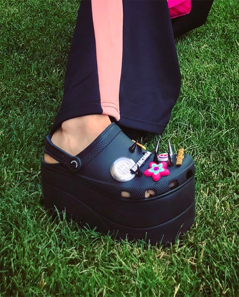 These designer crocs on the platform are disassembled for $ 850! These designer crocs on the platform are disassembled for $ 850!