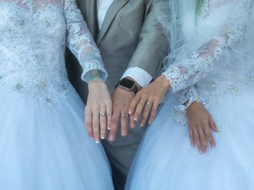 They figured it out for three: two American women married one guy They figured it out for three: two American women married one guy