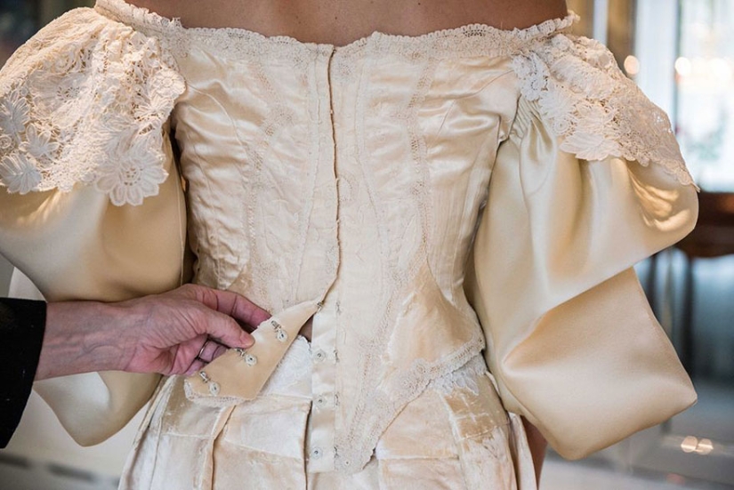 This bride is the 11th in her family to wear this 120—year-old wedding dress This bride is the 11th in her family to wear this 120—year-old wedding dress