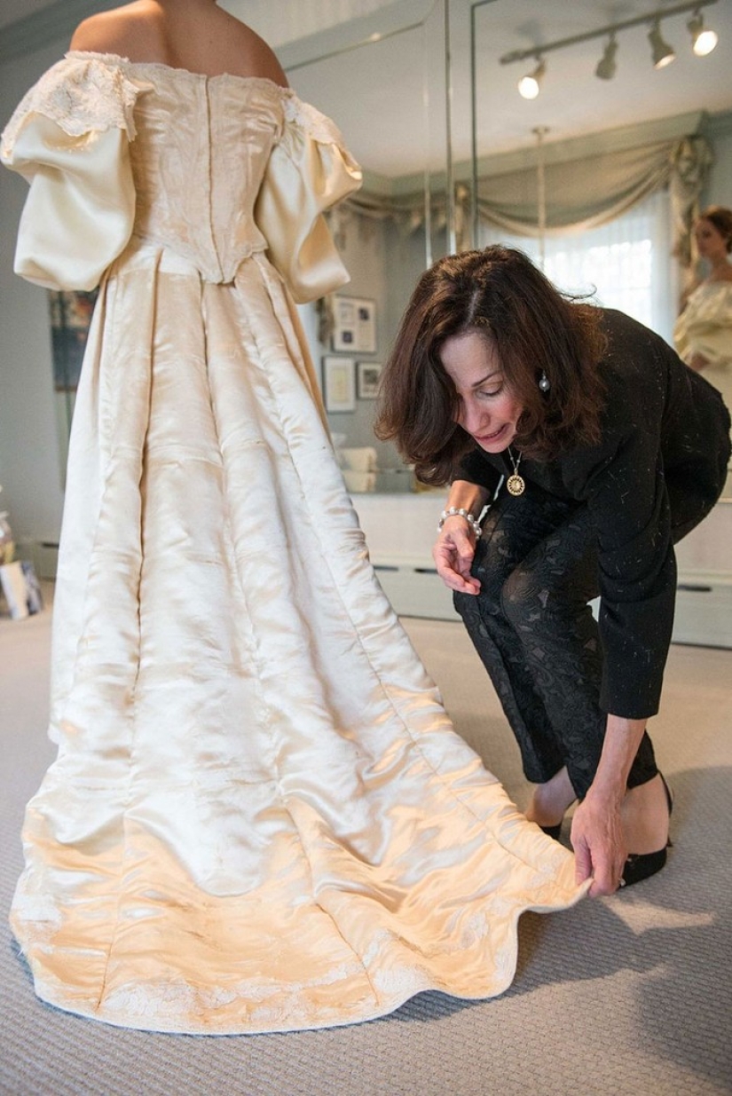 This bride is the 11th in her family to wear this 120—year-old wedding dress This bride is the 11th in her family to wear this 120—year-old wedding dress