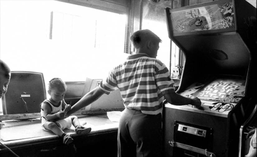 This city never sleeps: the juice of the New York streets of the late XX century This city never sleeps: the juice of the New York streets of the late XX century