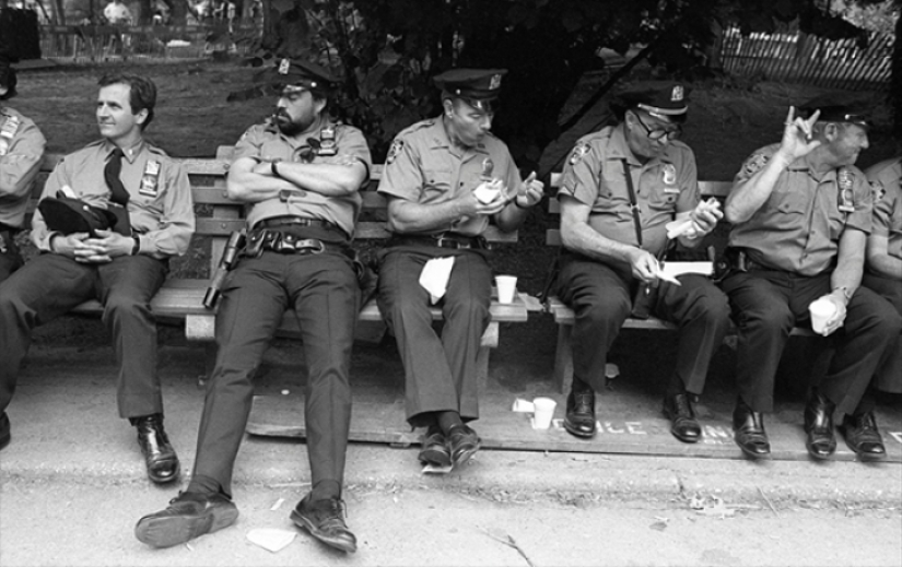 This city never sleeps: the juice of the New York streets of the late XX century This city never sleeps: the juice of the New York streets of the late XX century