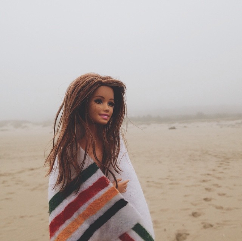 This hipster Barbie ingeniously parodies photos of modern youth