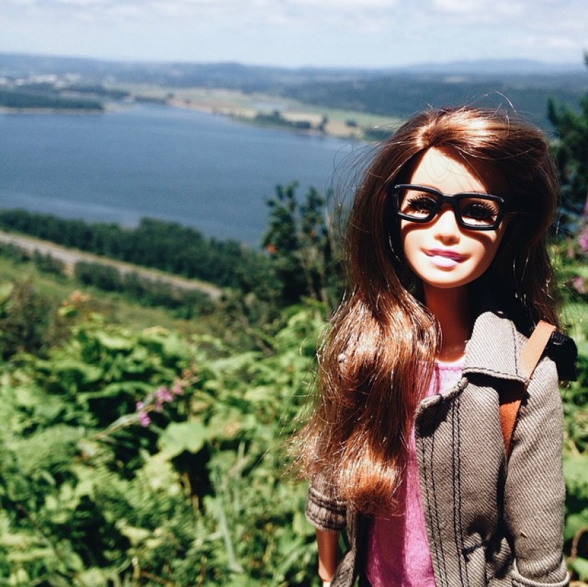 This hipster Barbie ingeniously parodies photos of modern youth