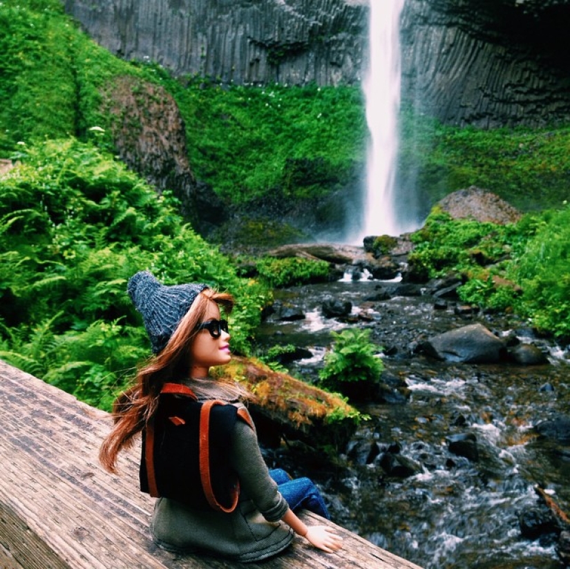 This hipster Barbie ingeniously parodies photos of modern youth