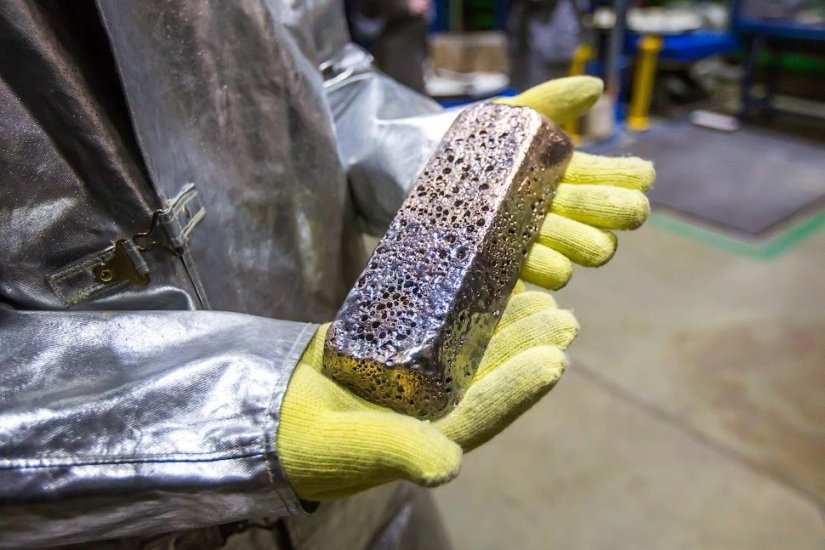 Through thorns to gold