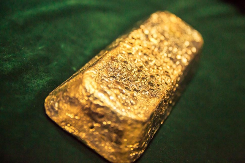 Through thorns to gold