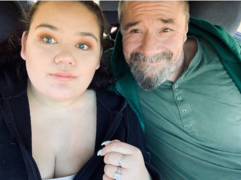 ¿Todas las edades son sumisas al amor? Una joven de 20 años vive con la amiga de su madre, que es 29 años mayor que ella