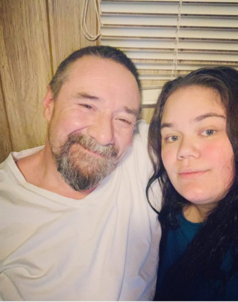 ¿Todas las edades son sumisas al amor? Una joven de 20 años vive con la amiga de su madre, que es 29 años mayor que ella