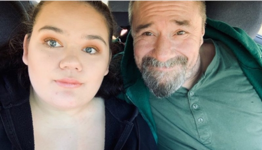 ¿Todas las edades son sumisas al amor? Una joven de 20 años vive con la amiga de su madre, que es 29 años mayor que ella