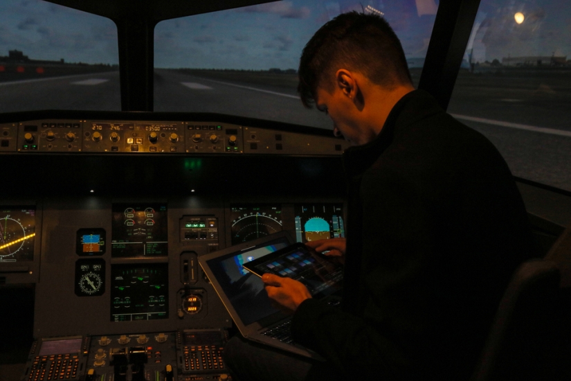 Todo está bien, estamos cayendo: a la gente común se le da el control de un avión de pasajeros Todo está bien, estamos cayendo: a la gente común se le da el control de un avión de pasajeros